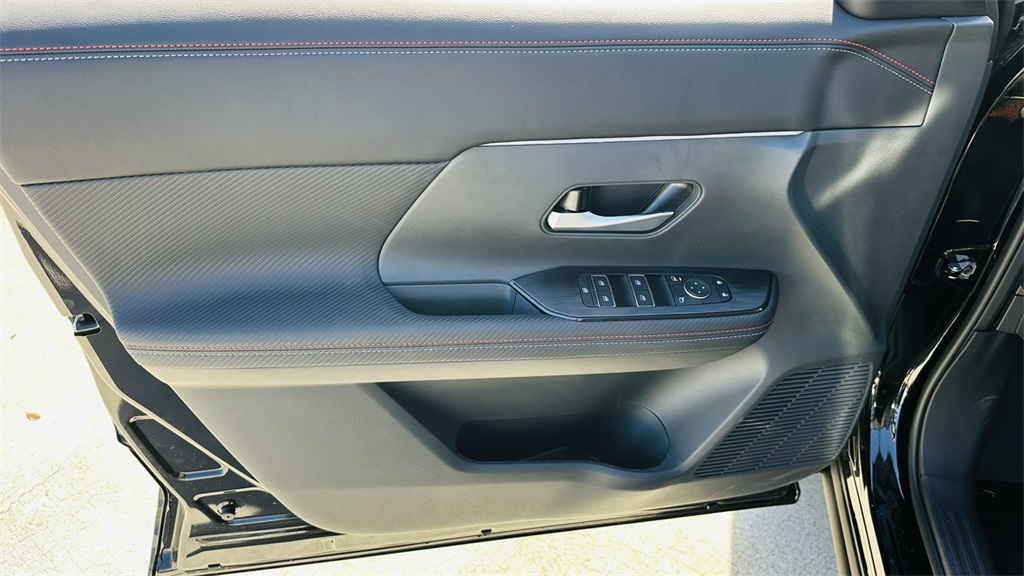 2026 Nissan Kicks SR photo 12