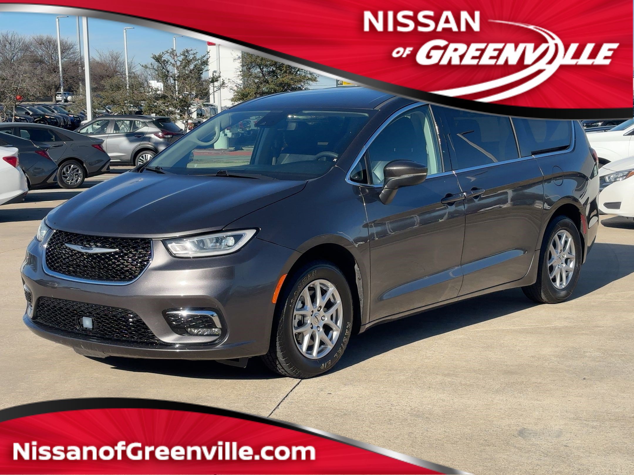 2023 Chrysler Pacifica Touring L's photo