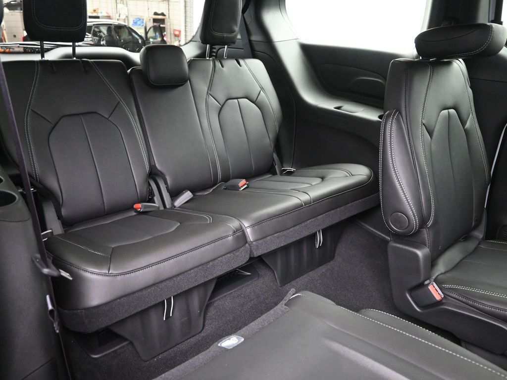 2026 Chrysler Pacifica photo 7