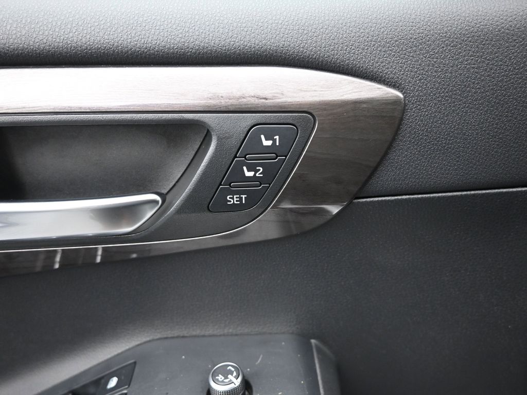 2022 Toyota Highlander Hybrid Limited photo 13