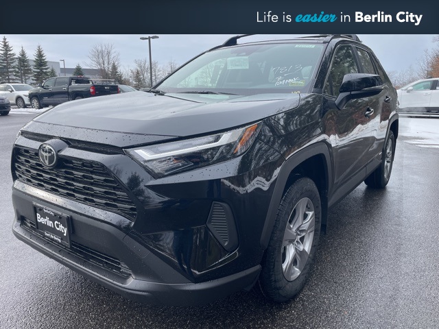 2025 Toyota RAV4 XLE's photo