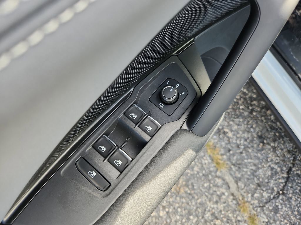 2025 Volkswagen Tiguan SE R-Line Black photo 11