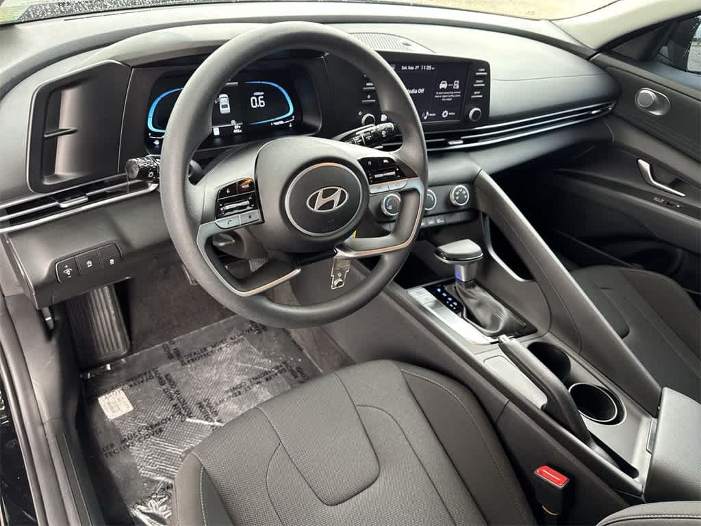 2025 Hyundai Elantra SE photo 12