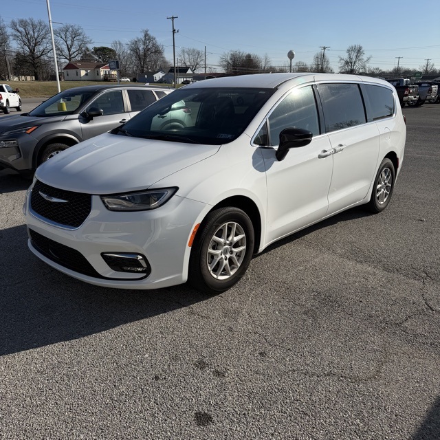 2025 Chrysler Pacifica Select's photo