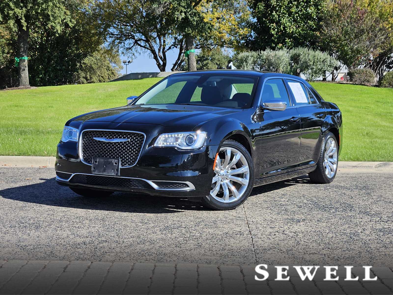 2018 Chrysler 300 Touring's photo