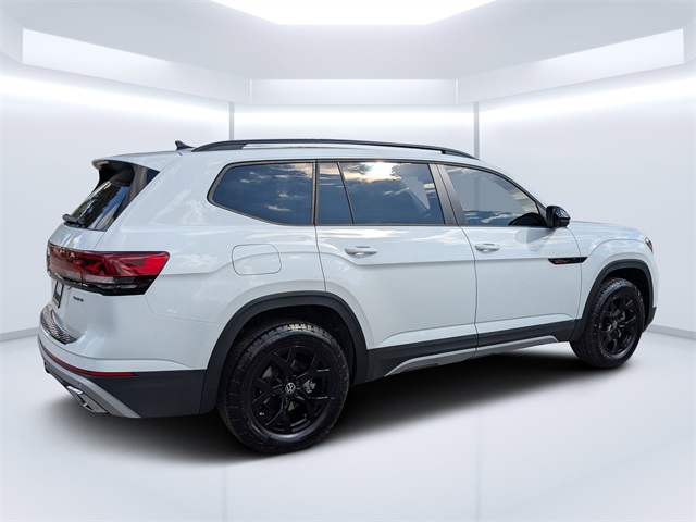 2025 Volkswagen Atlas SE Technology Peak Edition photo 3