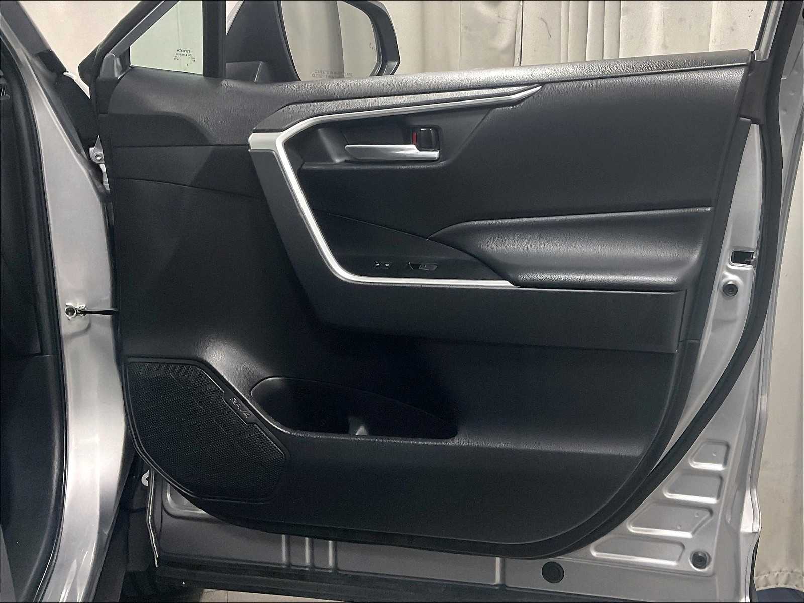 2023 Toyota RAV4 XLE photo 12