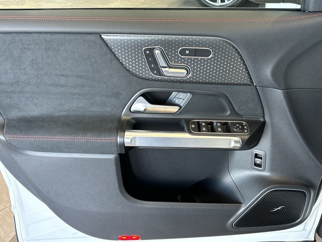 2025 Mercedes Benz EQB 350 4MATIC photo 9