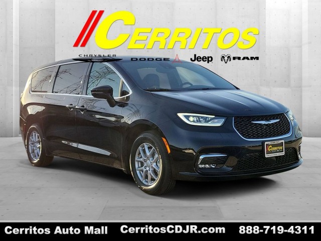 2026 Chrysler Pacifica Select's photo