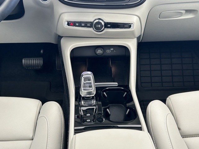 2025 Volvo XC40 Plus photo 16