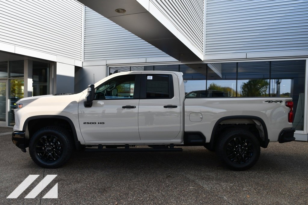 2026 Chevrolet Silverado 2500HD Custom photo 2