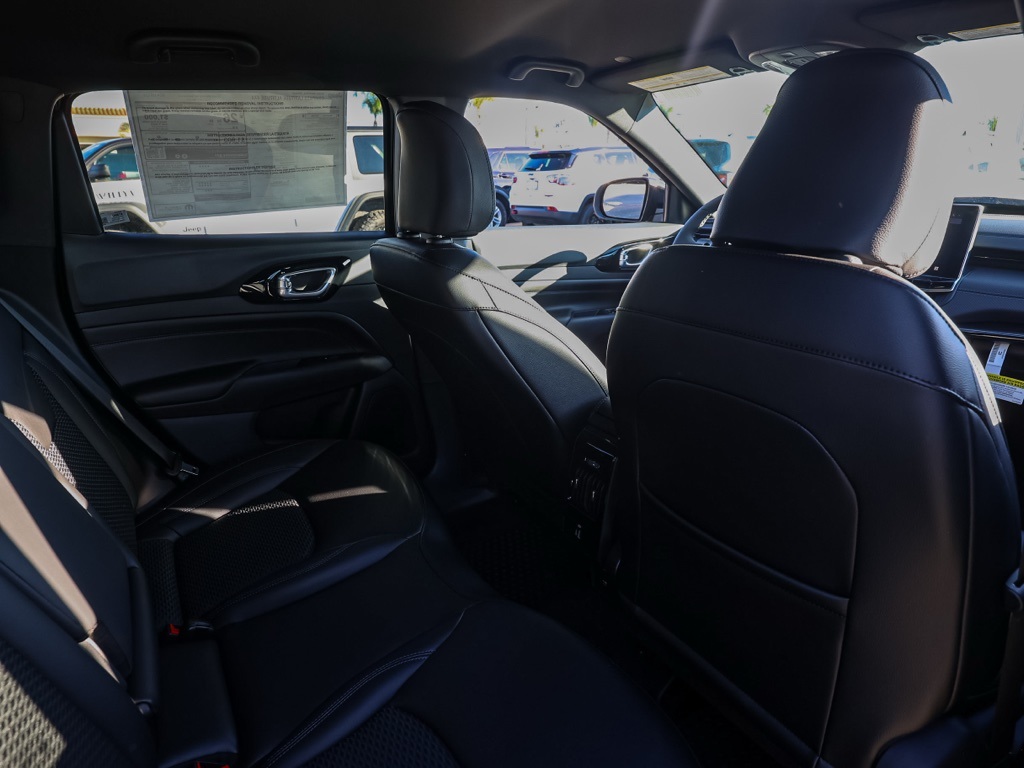 New 2026 Diamond Black Crystal Pearl-Coat Exterior Paint Jeep Latitude image 15