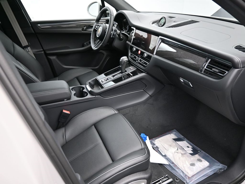 2026 Porsche Macan T photo 9