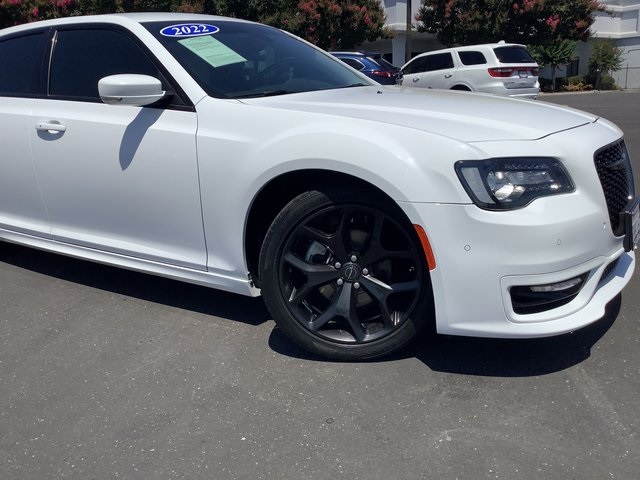 2022 Chrysler 300 Touring L photo 2
