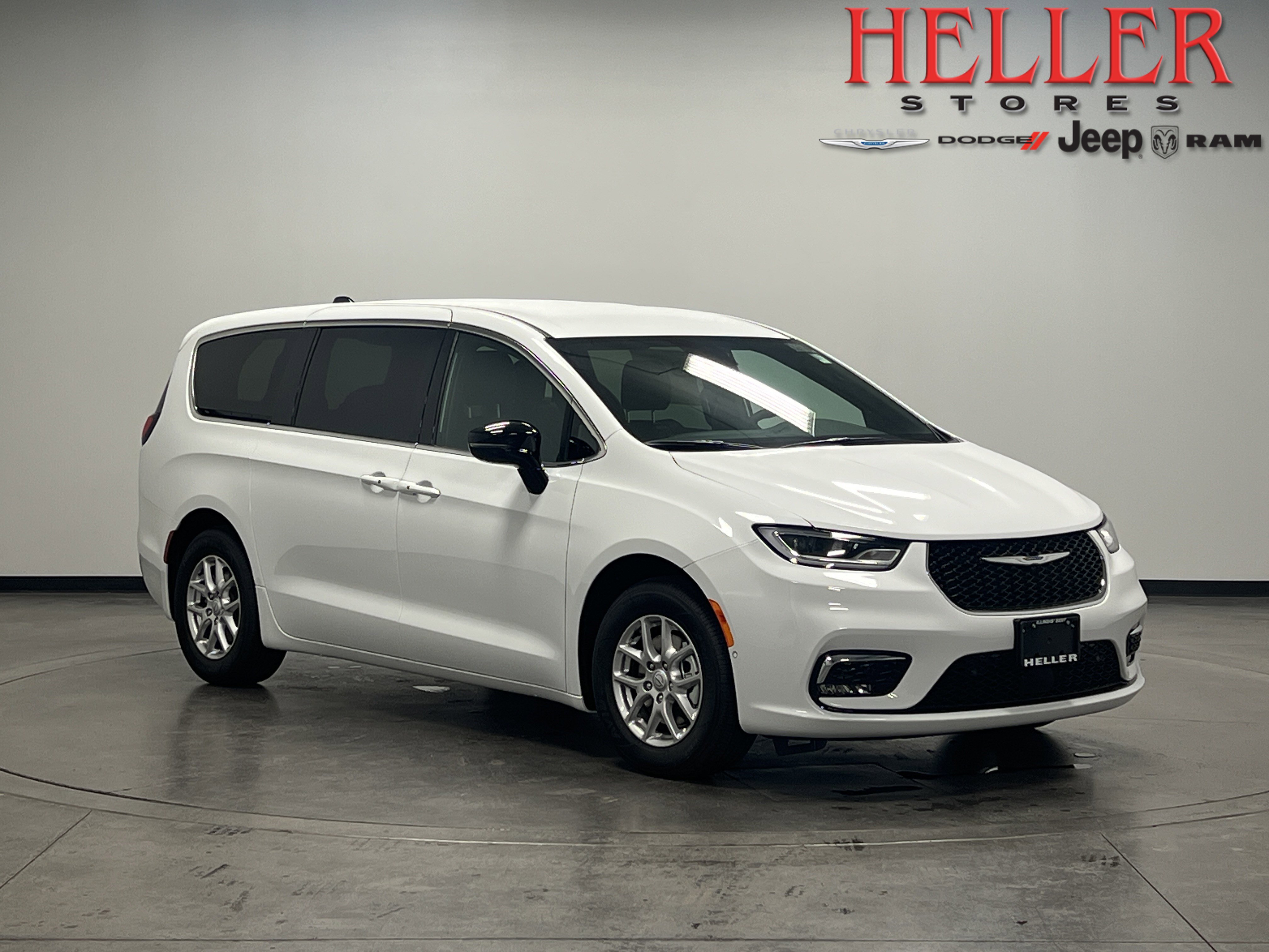 2026 Chrysler Pacifica Select's photo