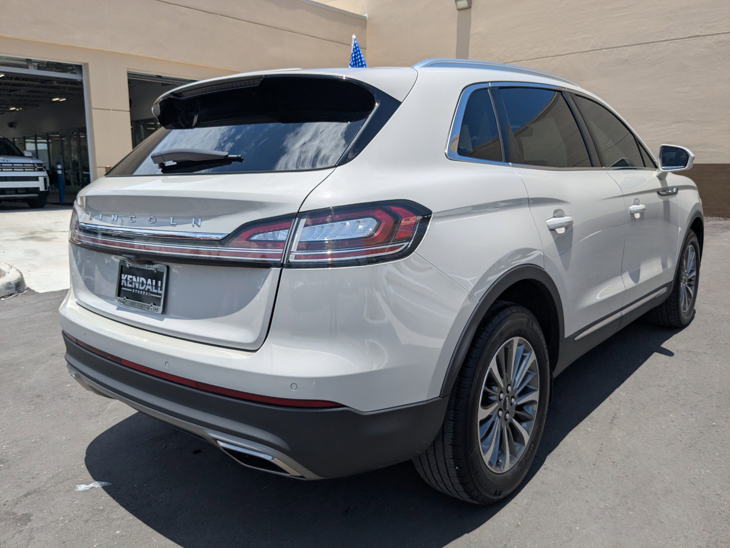 2023 Lincoln Nautilus Standard photo 2