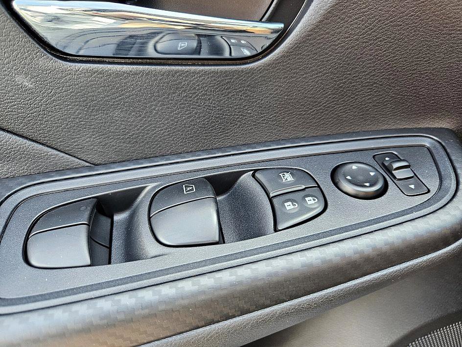 2025 Nissan Versa SV photo 29