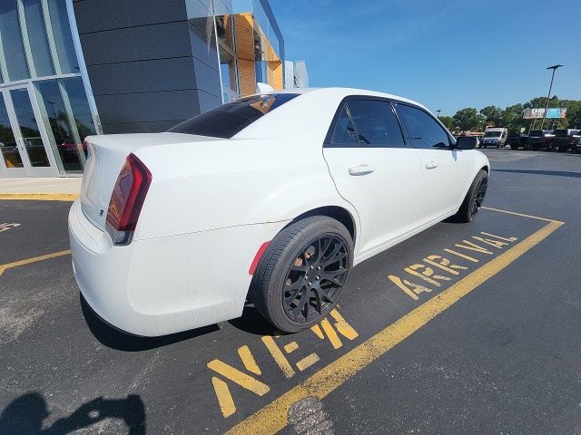 2016 Chrysler 300 S photo 3