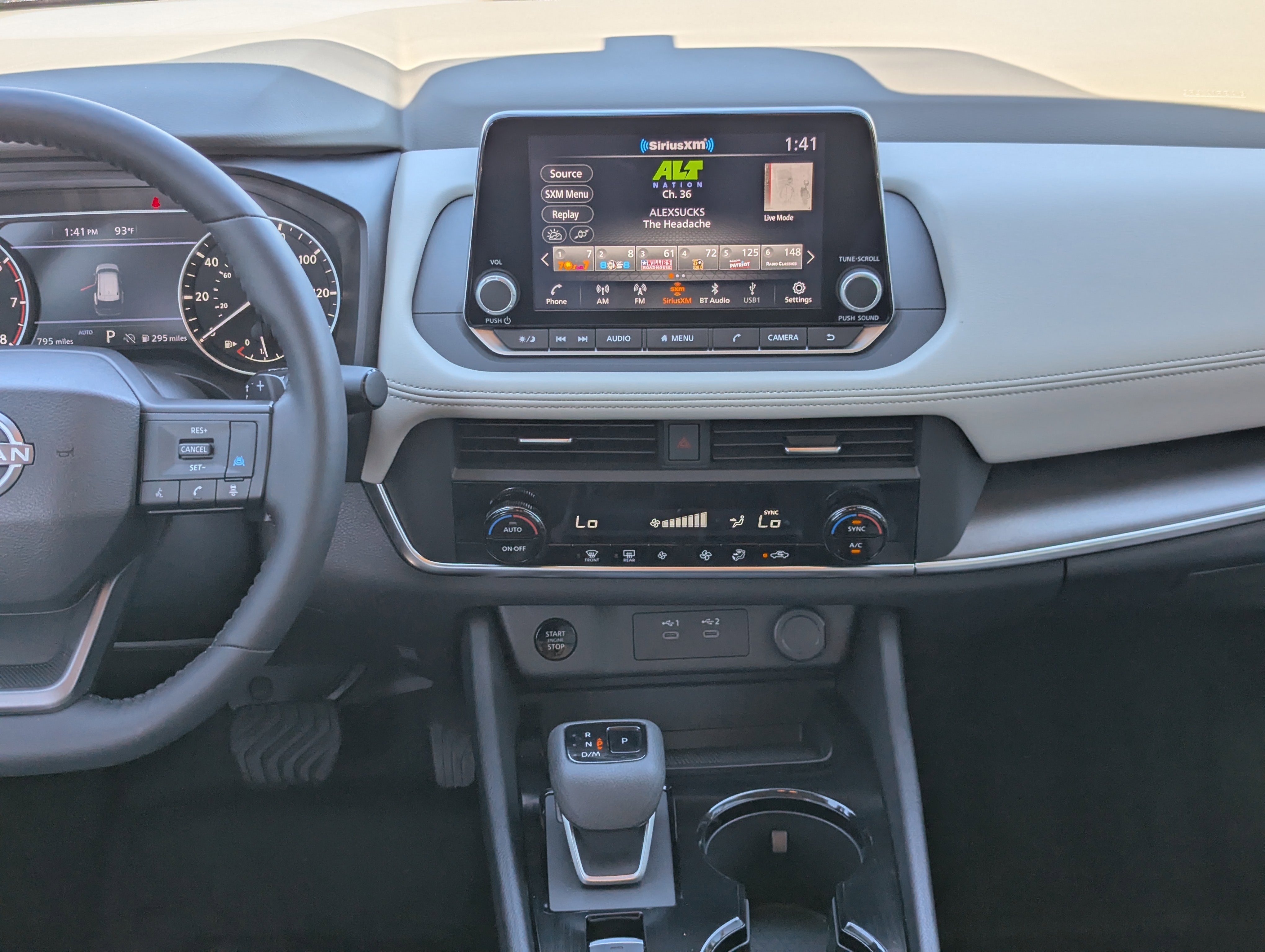 2025 Nissan Rogue SV photo 3