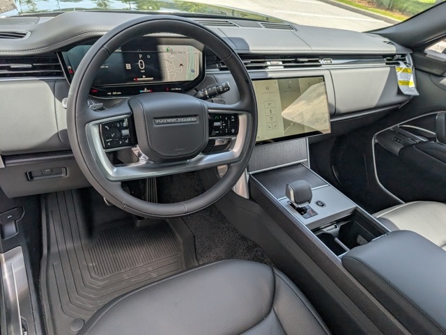 2025 Land Rover Range Rover SE photo 4