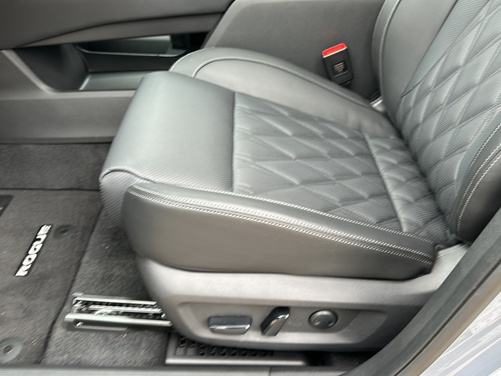 2025 Nissan Rogue Platinum photo 5