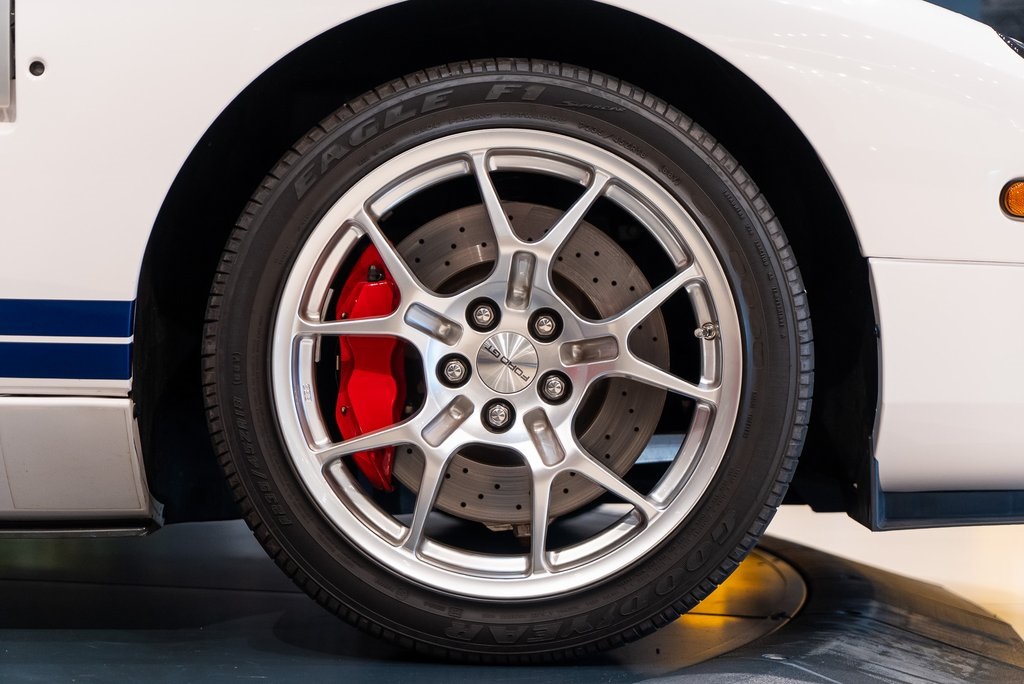 2005 Ford GT Base photo 18