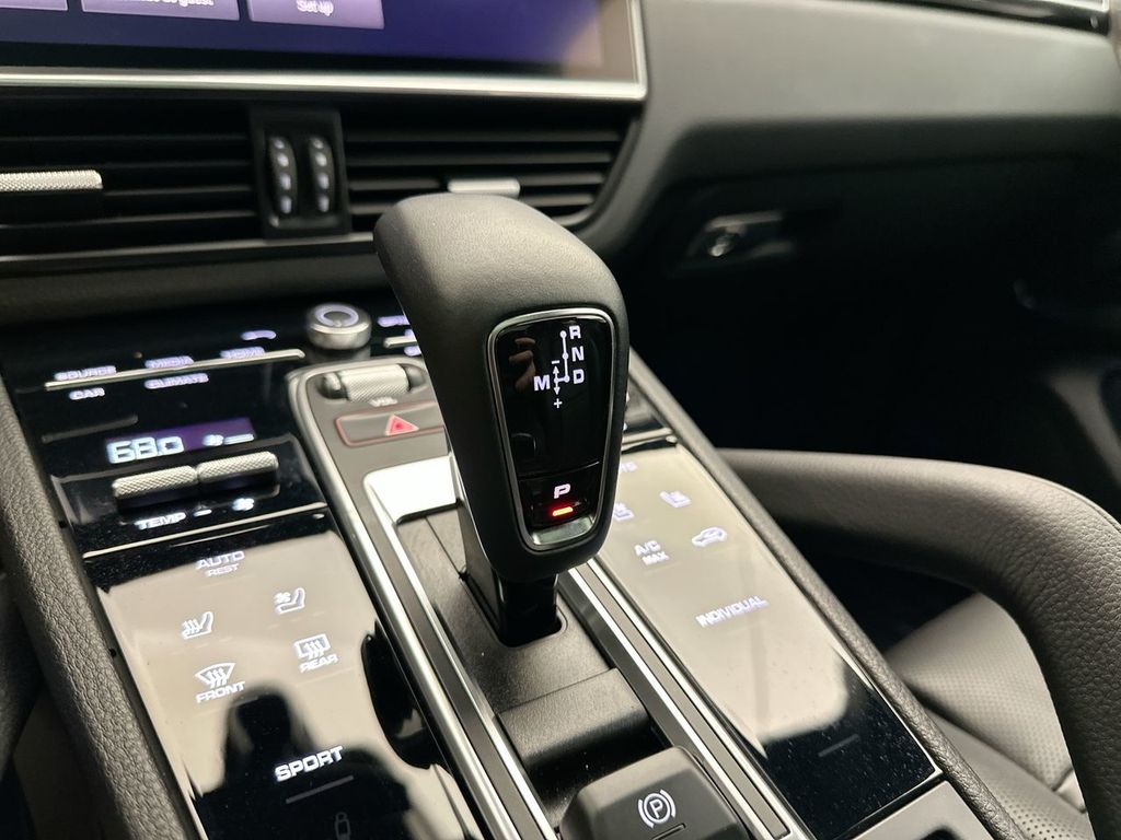 2022 Porsche Cayenne Base photo 12