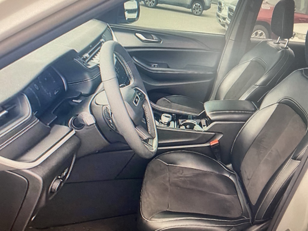 2023 Jeep Grand Cherokee Laredo photo 2