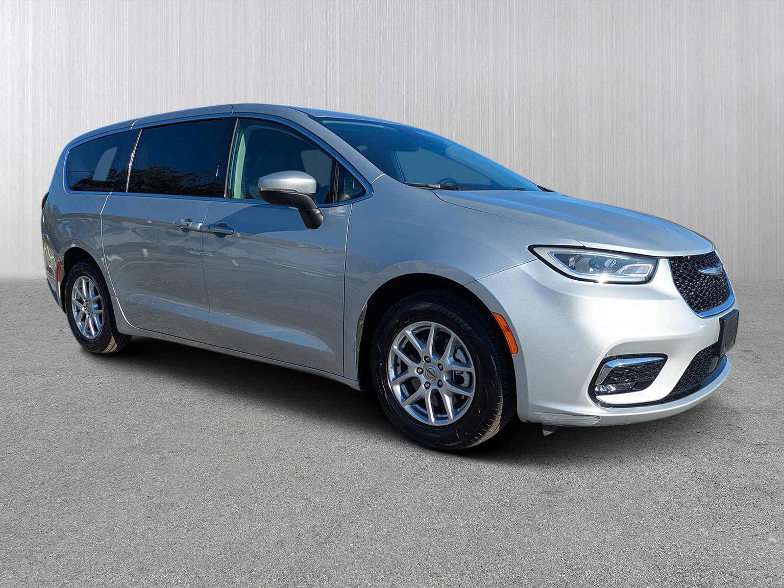 2023 Chrysler Pacifica Touring L's photo