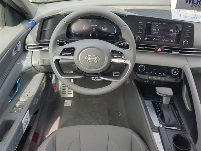 2025 Hyundai Elantra SEL Sport photo 14