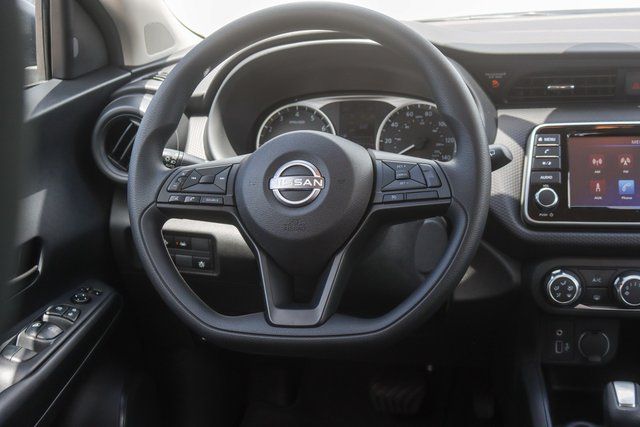 2025 Nissan Kicks Play S photo 22