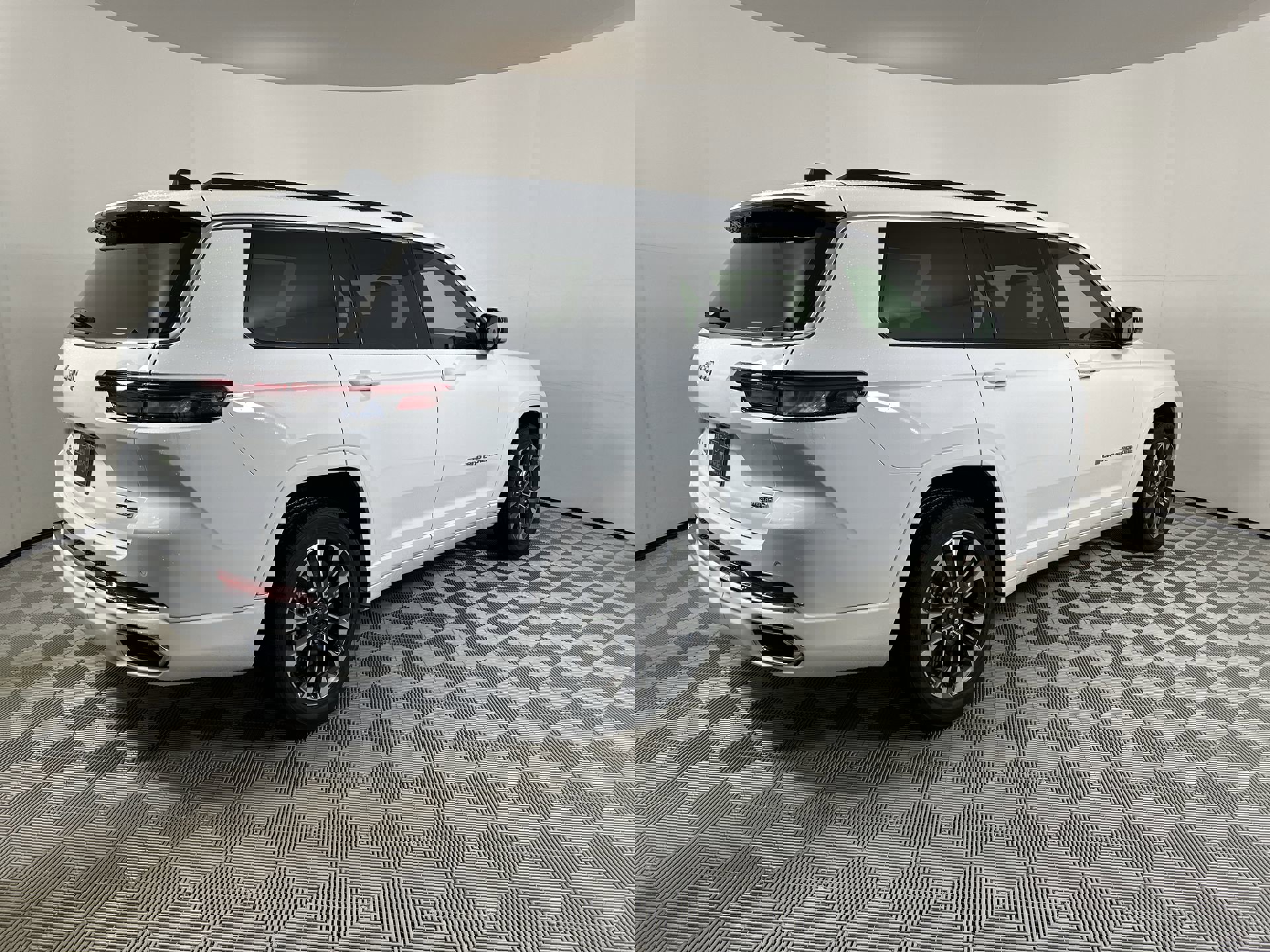 2025 Jeep Grand Cherokee Overland photo 8