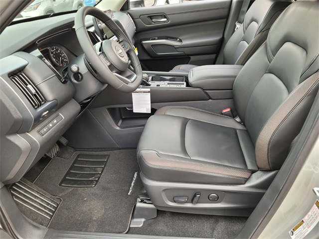 2025 Nissan Pathfinder SL photo 9