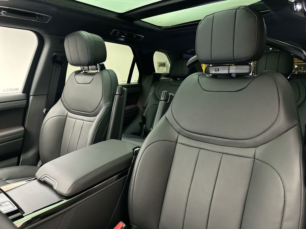 2025 Land Rover Range Rover Sport SE photo 9