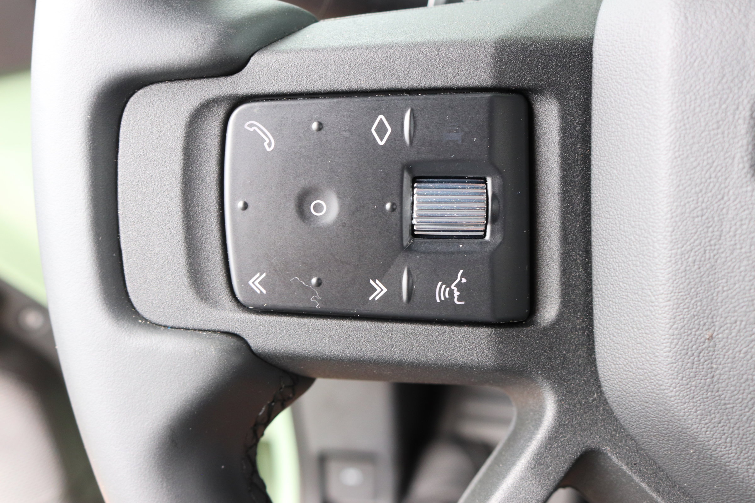 2023 Land Rover Defender photo 18