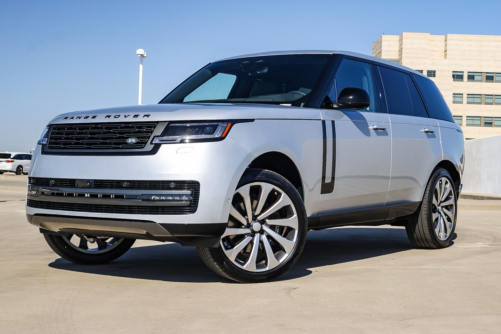 2025 Land Rover Range Rover SE's photo