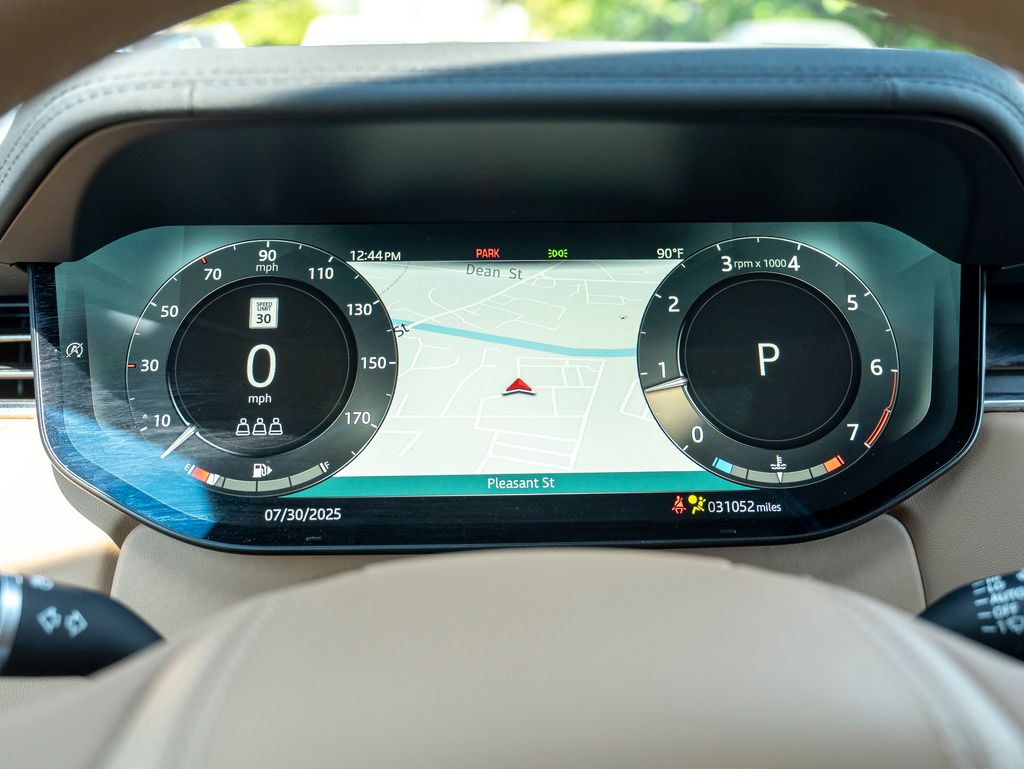 2023 Land Rover Range Rover SE photo 13
