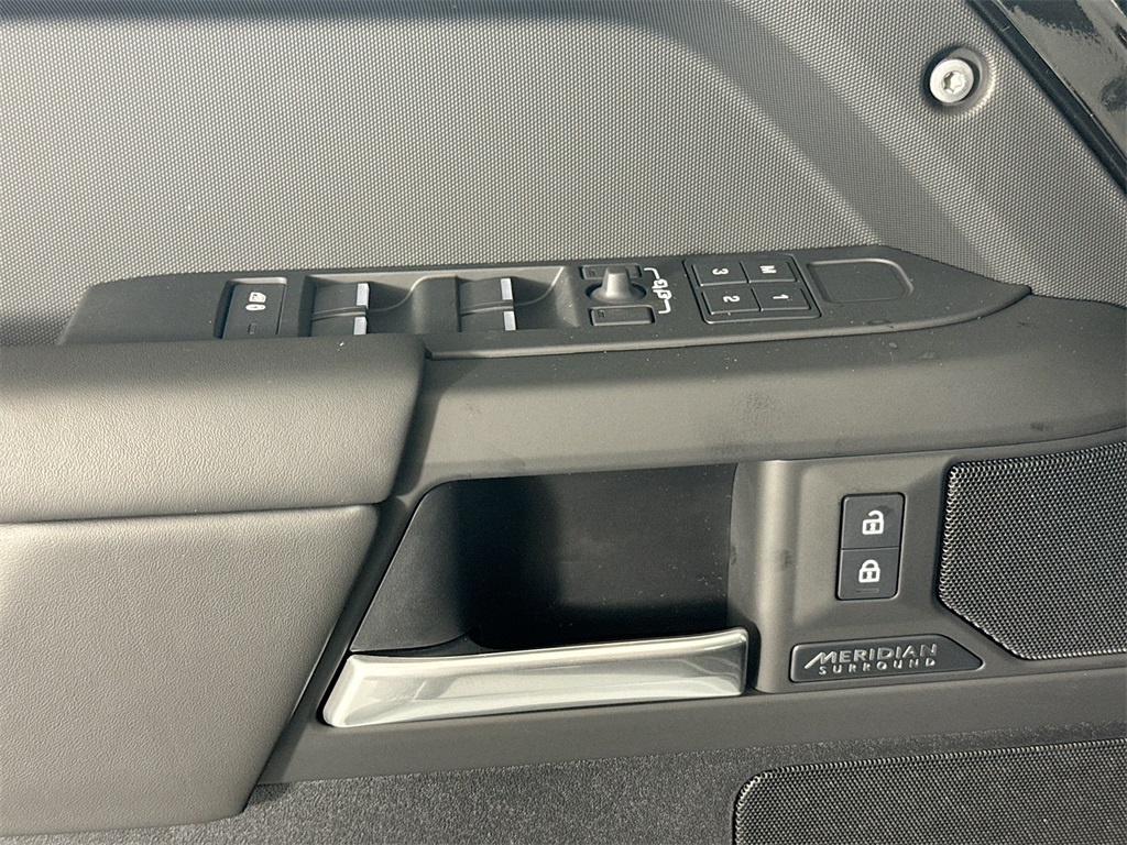 2025 Land Rover Defender 110 X-Dynamic SE photo 8