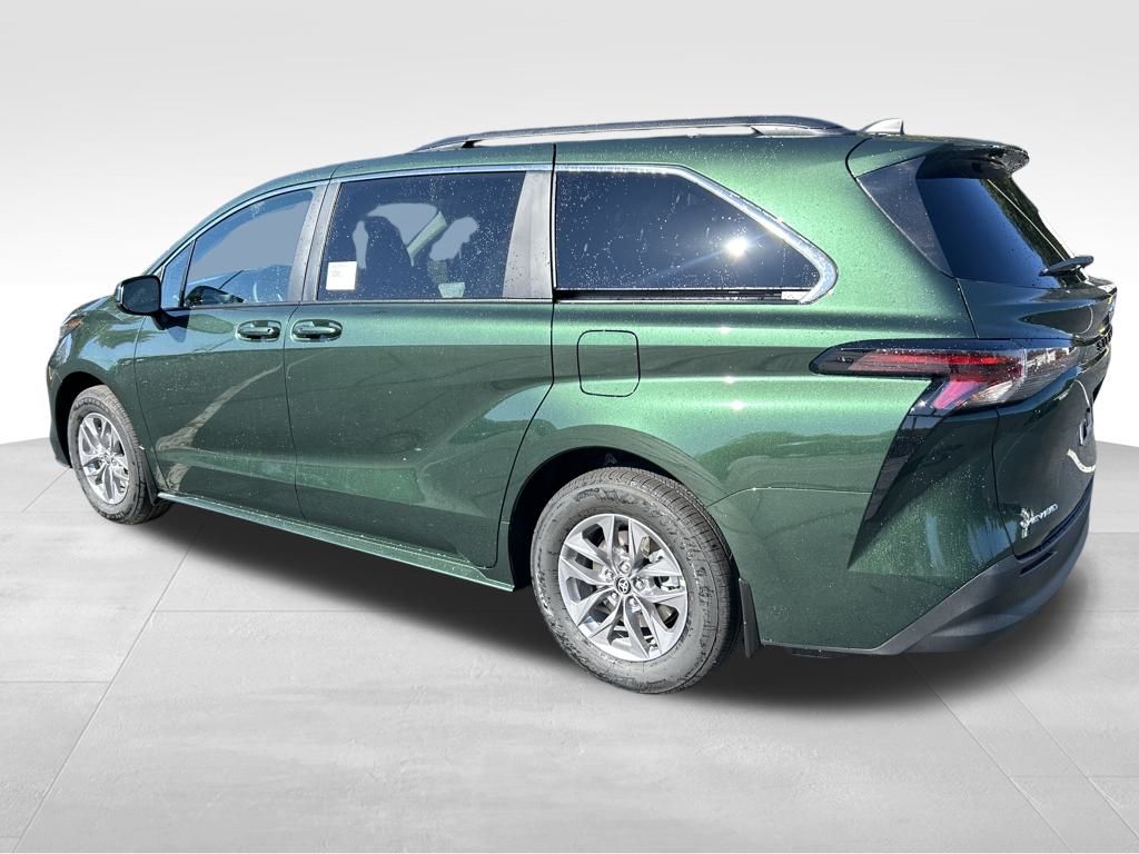 2025 Toyota Sienna LE photo 3