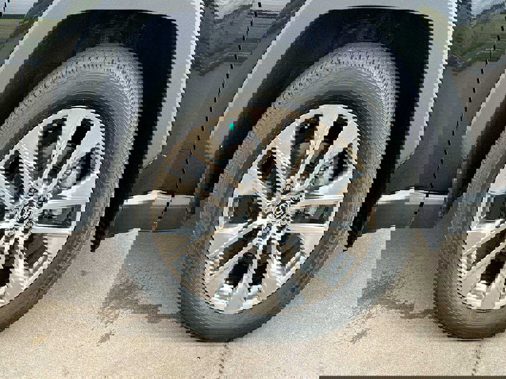2021 Toyota RAV4 XLE Premium photo 7