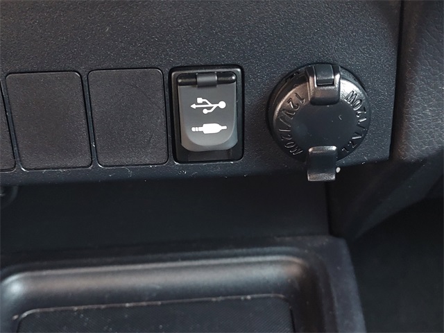 2014 Toyota RAV4 LE photo 16