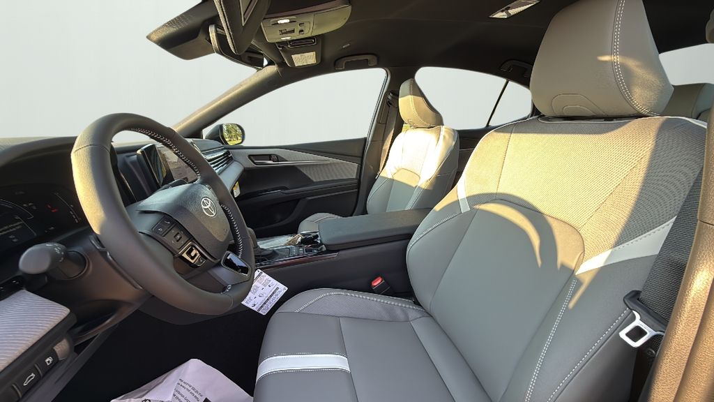 2025 Toyota Camry SE photo 9