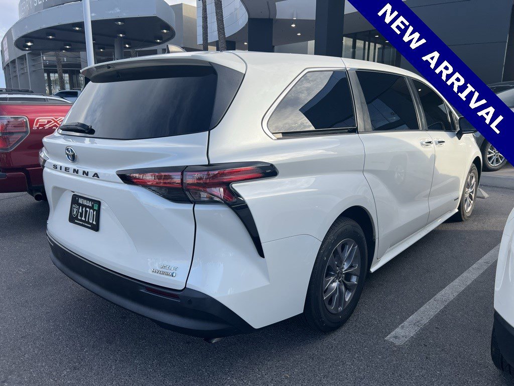 2021 Toyota Sienna XLE photo 3