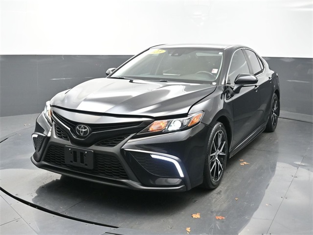 2023 Toyota Camry SE's photo