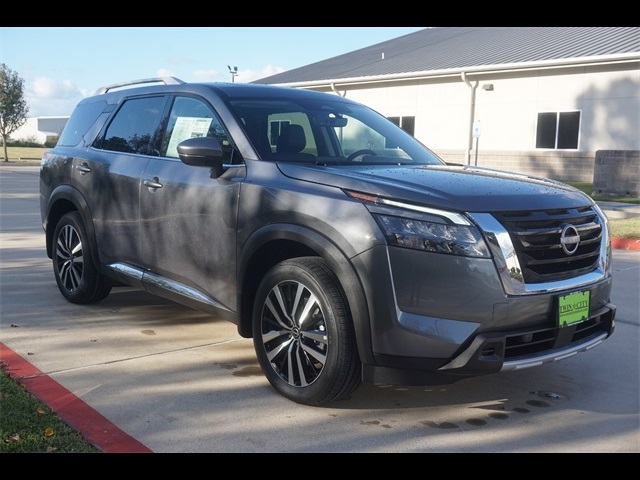 2025 Nissan Pathfinder Platinum's photo