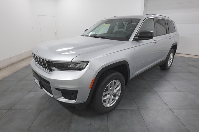 2025 Jeep Grand Cherokee Laredo X photo 3