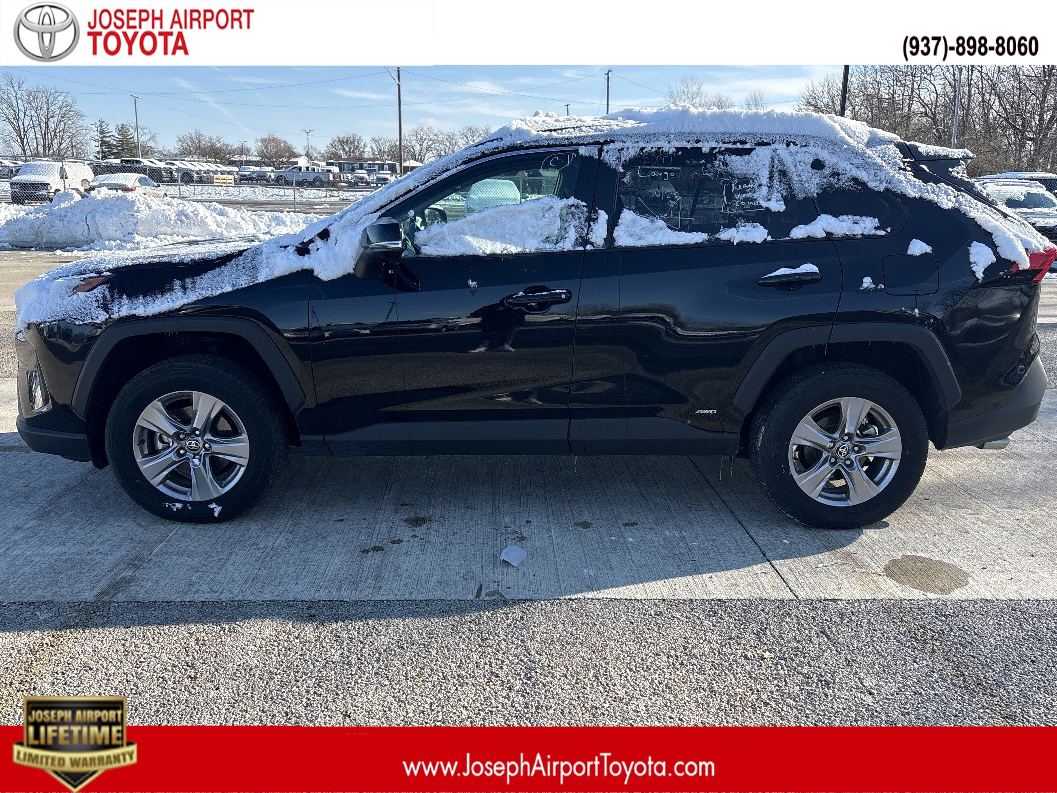 2025 Toyota RAV4 XLE's photo