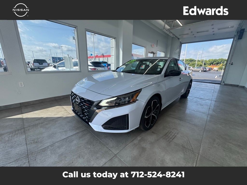 2023 Nissan Altima 2.5 SR photo 6
