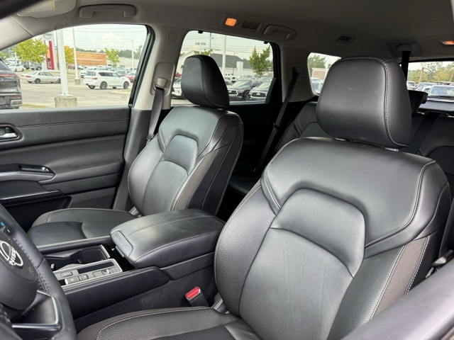 2024 Nissan Pathfinder SL photo 2