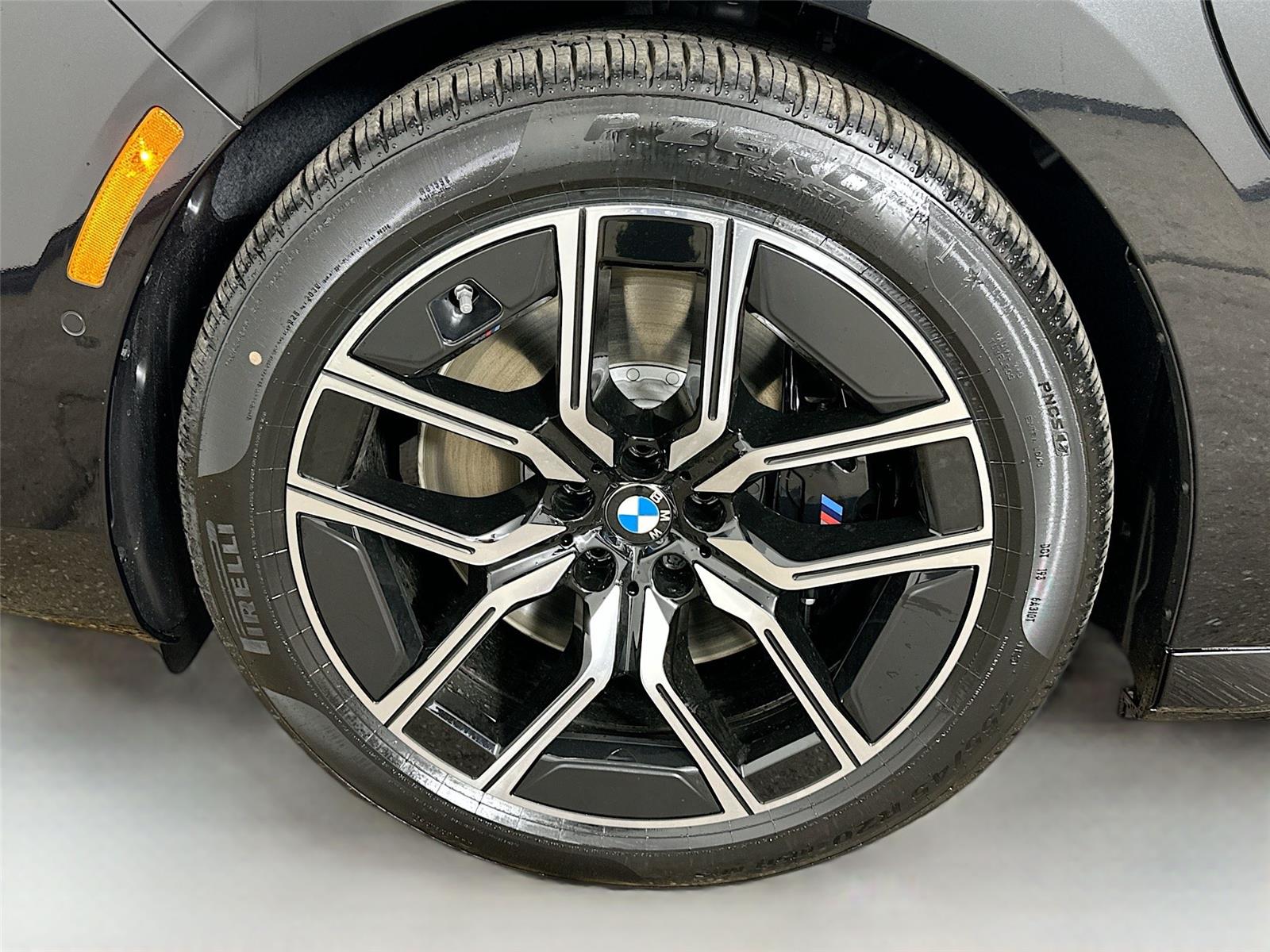2026 Bmw 750e photo 34